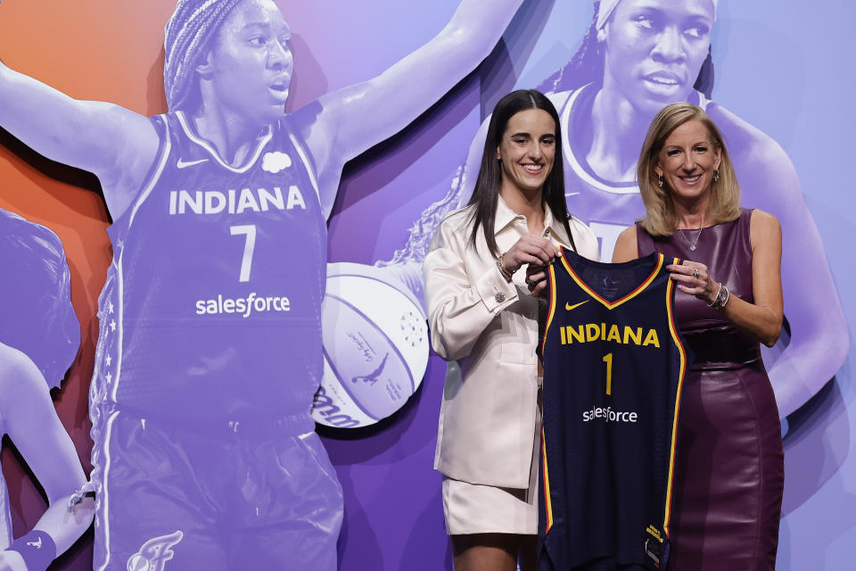 Caitlin Clark de Iowa, izquierda, posa para una foto con la comisionada de la WNBA, Cathy Engelbert, después de ser seleccionada en primer lugar por el Fever de Indiana durante la primera ronda del draft de baloncesto de la WNBA, el lunes 15 de abril de 2024, en Nueva York. (AP Foto/Adam Hunger)