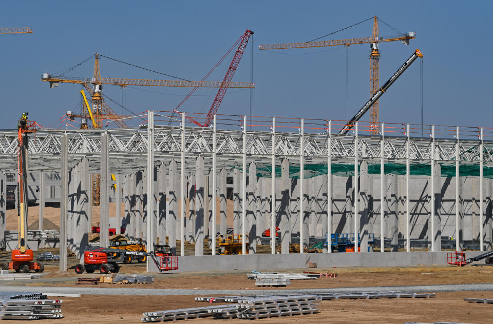 11 August 2020, Brandenburg, Grünheide: Cranes, construction machinery and the first concrete pillars for the future Tesla Giga Factory can be seen on the construction site. In Grünheide near Berlin, a maximum of 500,000 vehicles per year are to roll off the assembly line from July 2021 - and according to the car manufacturer's plans, the maximum should be reached as quickly as possible. For the time being, the US electric car manufacturer expects up to 10,500 employees in shift operation for its planned first factory in Europe. Photo: Patrick Pleul/dpa-Zentralbild/ZB (Photo by Patrick Pleul/picture alliance via Getty Images)