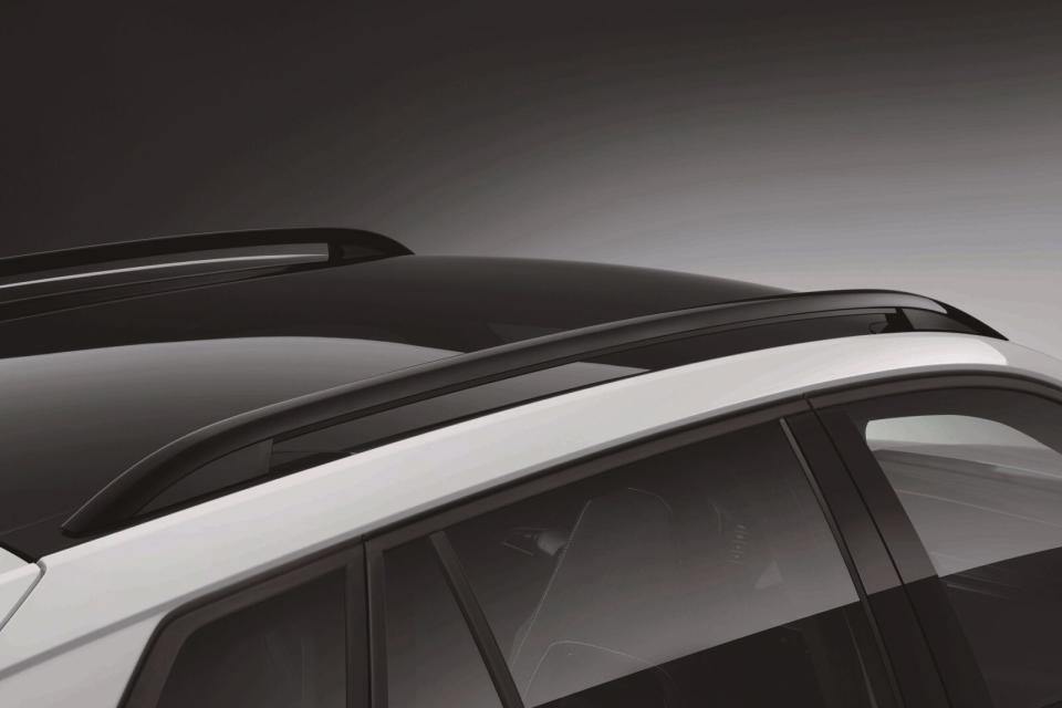 Kamiq冠軍版免費升級全景式玻璃車頂，並搭配黑色車頂行李架。