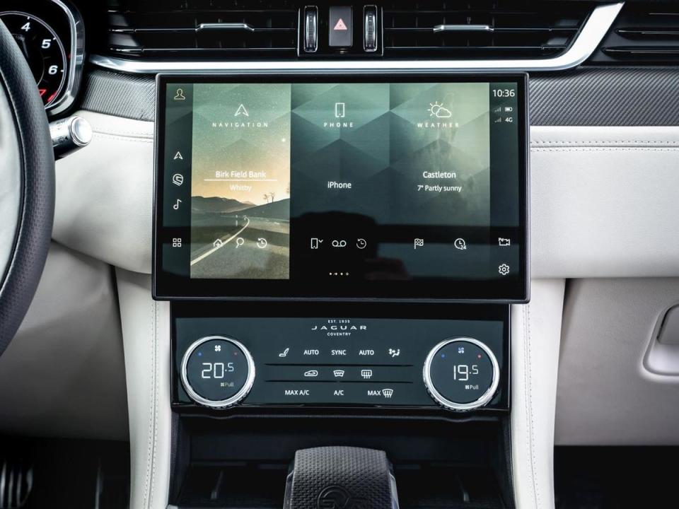 中控螢幕配置11.4吋曲面液晶顯示螢幕，搭載Pivi Pro車輛資訊娛樂系統，整合多項車輛即時資訊，具備SOTA無線軟體更新功能，可透過網路連結，隨時更新車輛軟體資訊。