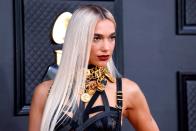 Hier mal etwas extravaganter mit Goldkettchen und Riemenkleid: Dua Lipa bei der Grammy-Verleihung 2022. Bei solchen Auftritten kein Wunder: Fashion-Blogger analysieren die Outfits von Dua Lipa regelmäßig von Kopf bis Fuß. (Bild: The Recording Academy/Frazer Harrison/Getty Images)