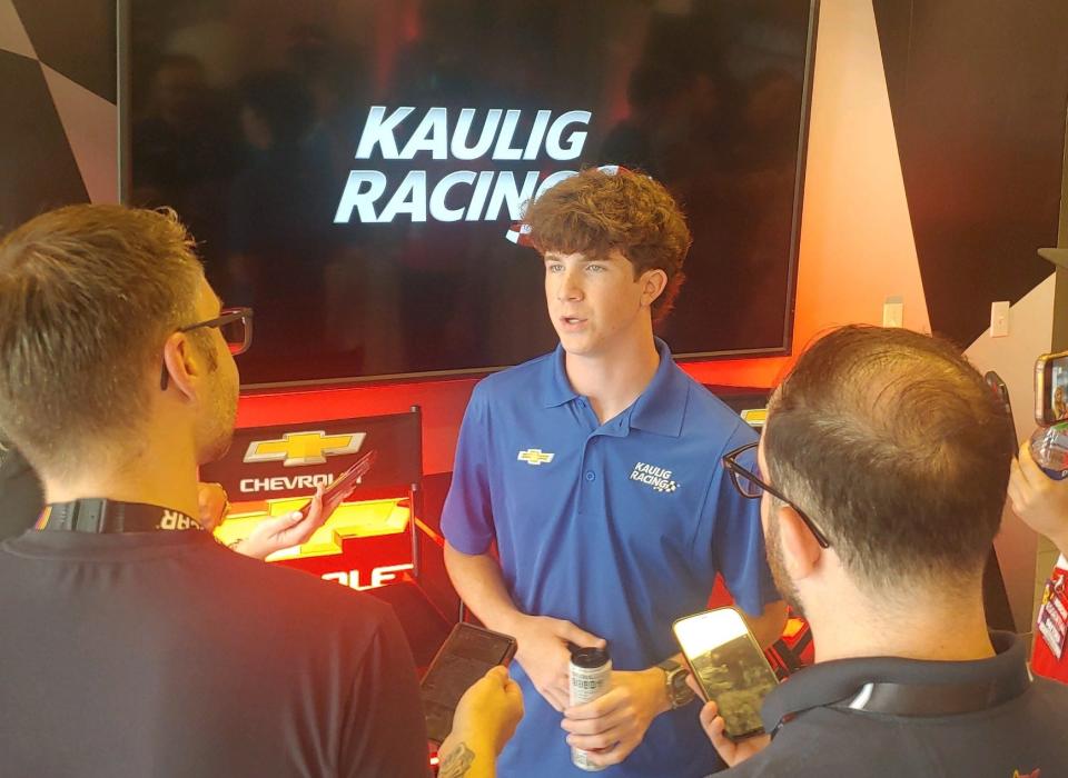 Daniel Dye habla con los medios después del anuncio del viernes en Daytona.