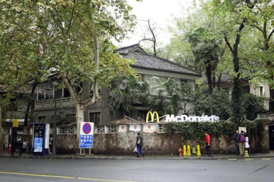 Otro tuitero se encontró este McDonald's en Hangzhou (China). Era la antigua residencia del presidente de Taiwán. (Foto: Twitter / <a href="http://twitter.com/Gentlemenhugs/status/1258976871296962563?s=20" rel="nofollow noopener" target="_blank" data-ylk="slk:@Gentlemenhugs;elm:context_link;itc:0;sec:content-canvas" class="link ">@Gentlemenhugs</a>).