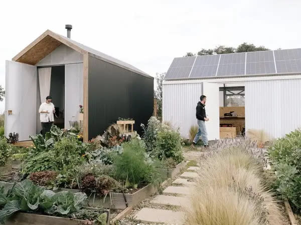 Das Paar hat inzwischen eine Werkstatt neben der Hütte errichtet und plant den Bau eines weiteren Hauses auf dem Grundstück. - Copyright: Modern House Cabin