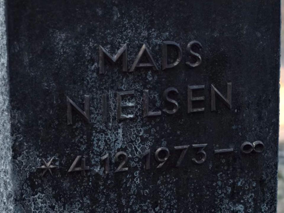 Mads Nielsen grave S1E2 Dark Netflix