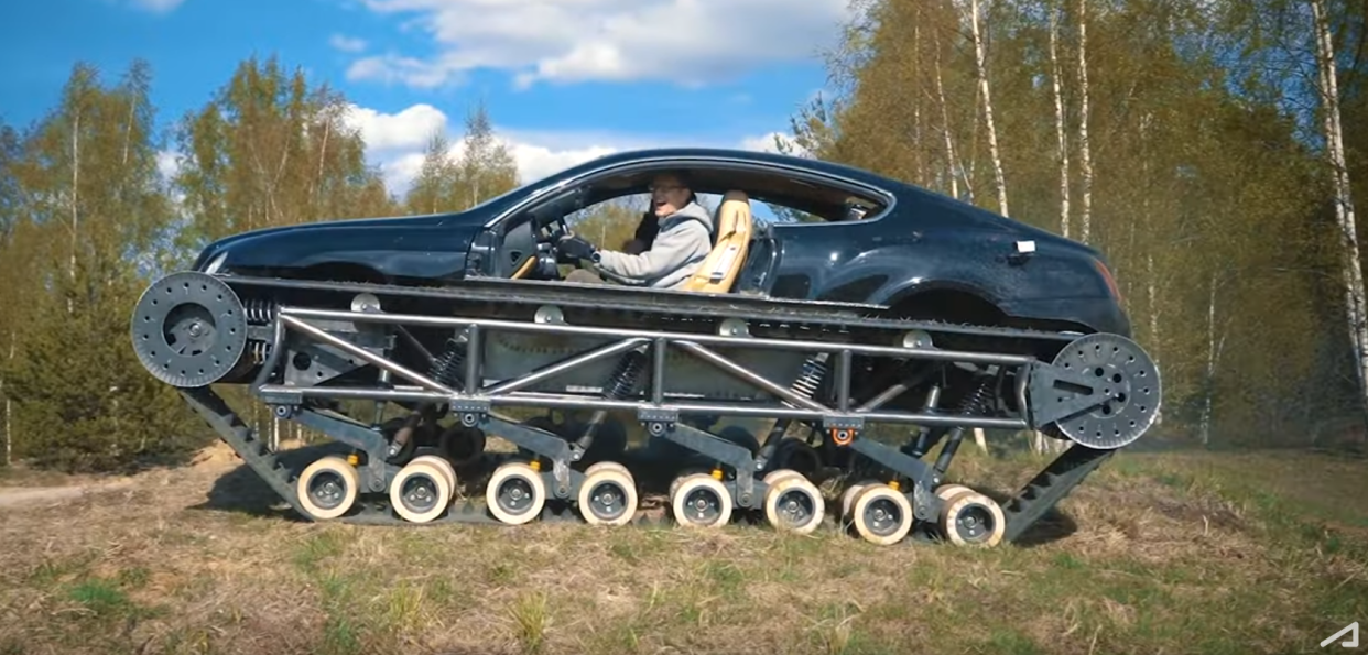 Der Fahrer lacht - nach einem Sprung über einen Bodenkuppe. Der "Bentley Ultratank" schlägt sich gut bei seiner Jungfernfahrt. "Foto: Screenshot / YouTube / AcademeG 