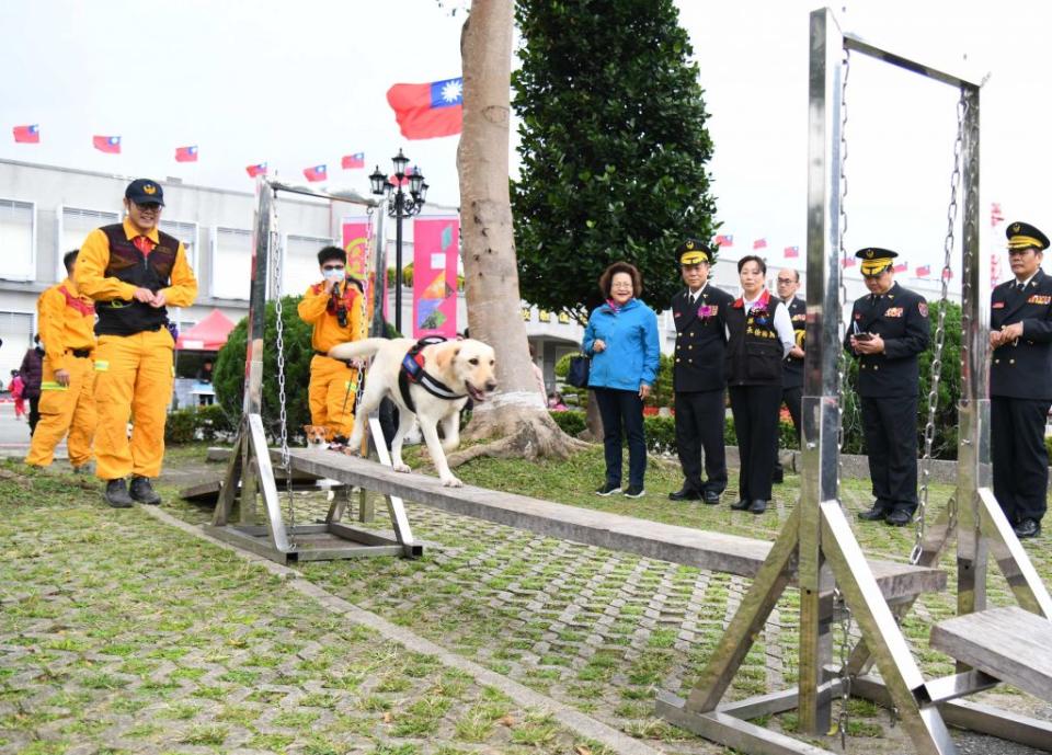 花蓮縣消防局展示剛完成培訓並通過認證的搜救犬救援演練。(花蓮縣政府提供)