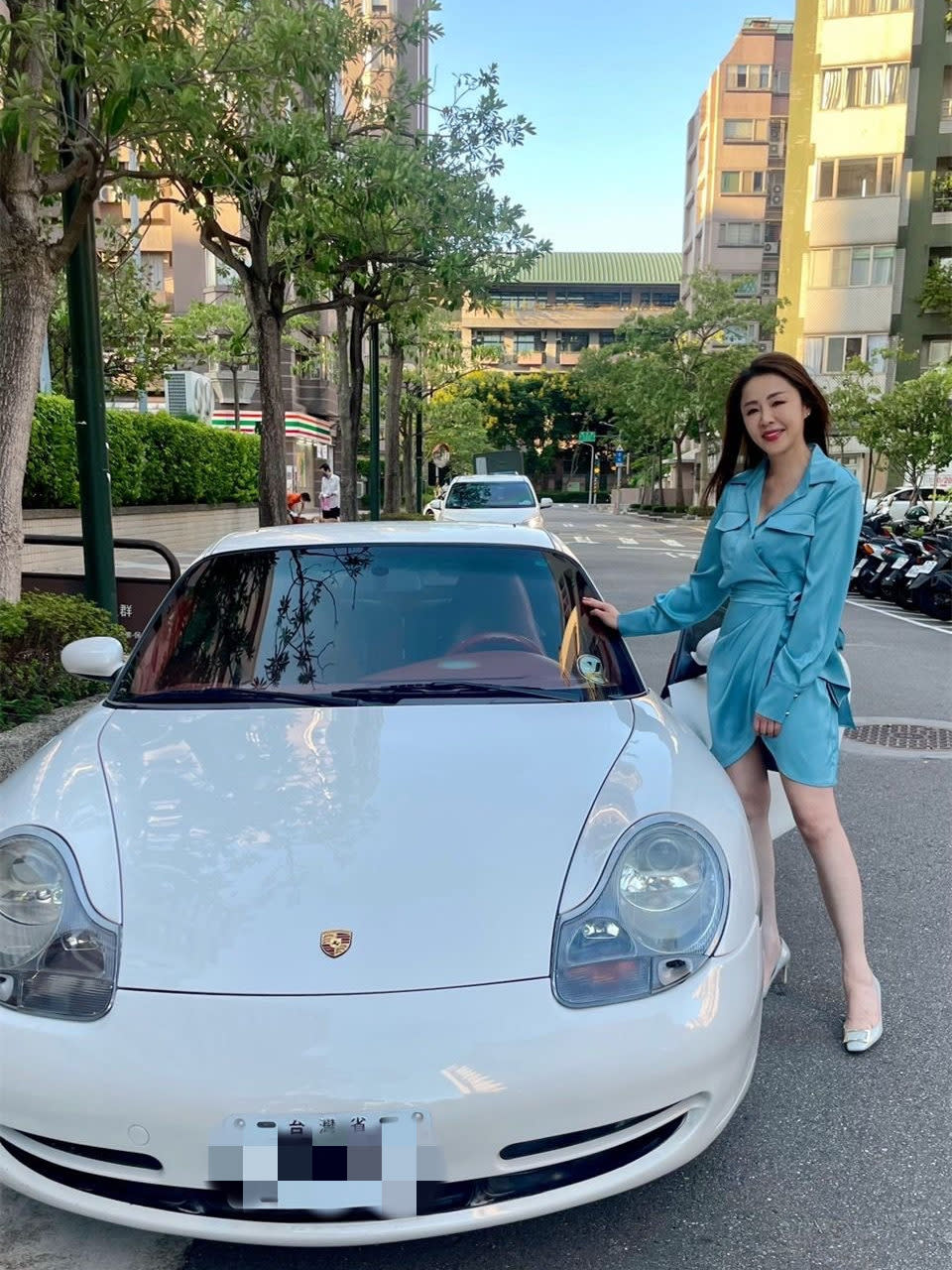 【名人聊愛車】李婉鈺愛車保時捷Porsche 911(996)一開19年 白色外觀紅色內裝質感好 自手排性能佳、開快也好駕馭！