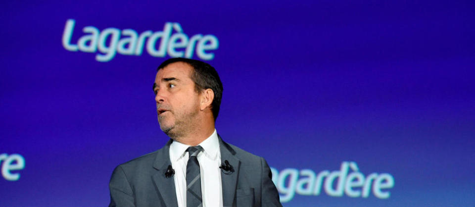 Le groupe Lagardère a confirmé lundi qu'il étudiait sa transformation en société anonyme, un bouleversement de gouvernance qui ferait perdre à son patron Arnaud Lagardère le contrôle absolu du groupe hérité de son père.
