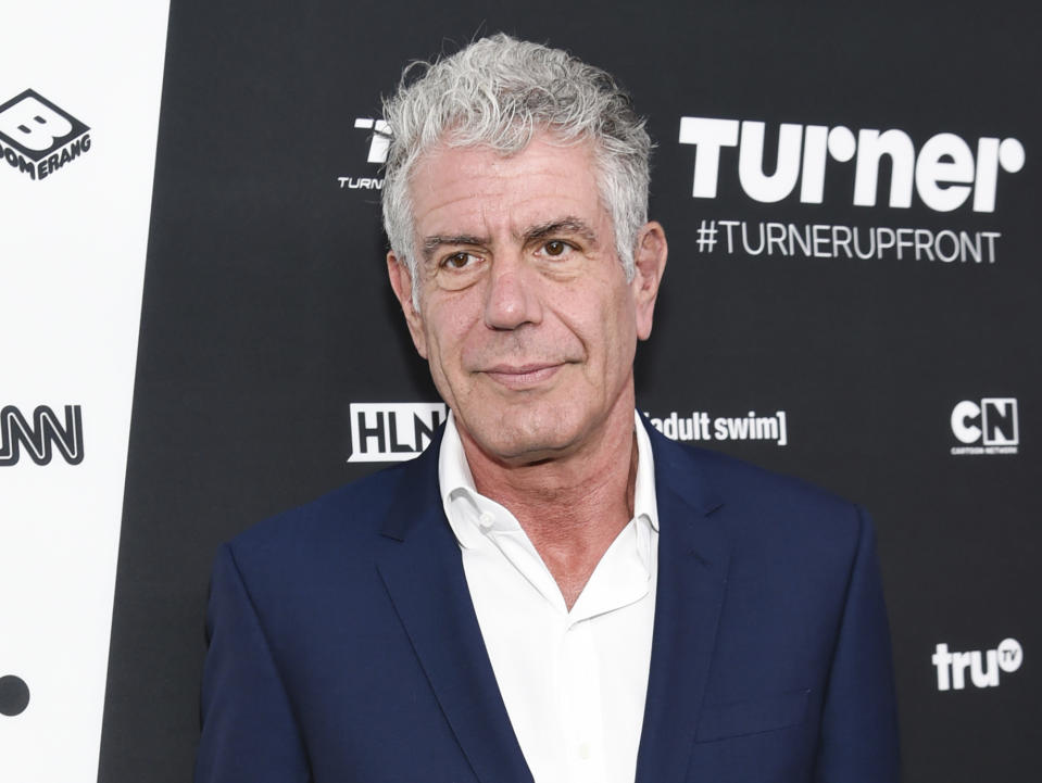 ARCHIVO - Anthony Bourdain en la presentación de Turner Network 2016 en Nueva York el 18 de mayo de 2016. Los biógrafos se esfuerzan por estar en los zapatos de los sujetos que investigan. Charles Leerhsen incluso durmió en el mismo cuarto donde el chef, escritor y presentador de televisión Anthony Bourdain se suicidó para escribir la biografía “Down and Out in Paradise: The Life of Anthony Bourdain”(Foto Evan Agostini/Invision/AP, archivo)