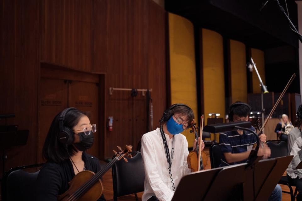 Students play violin.