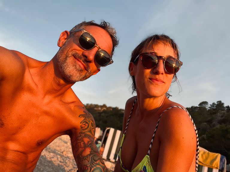 Camila Salazar y su marido disfrutan del verano español al tiempo que intentan acomodarse a la nueva geografía; los motivos por los cuales decidieron dejar el país y probar suerte en Ibiza