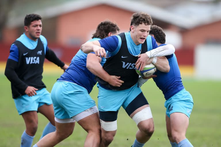 Aitor Bildosola tackleado en un entrenamiento de los Pumitas en Sudáfrica; este jueves Argentina se enfrentará con Georgia en Stellenbosch por el Mundial Sub 20.