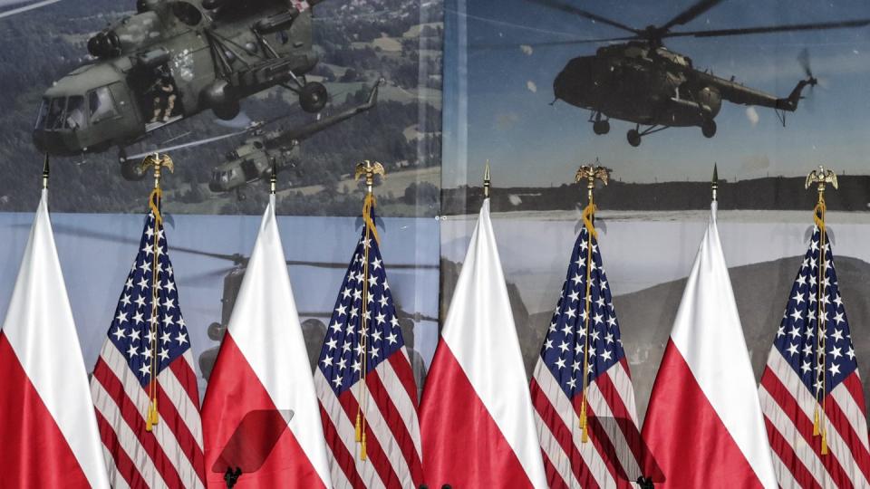 Die Fahnen von Polen und den USA bei einer Konferenz in Warschau. Foto: Michael Sohn/AP