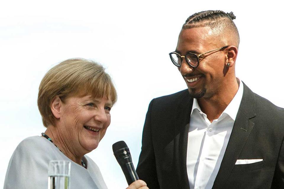 Fragestunde: Angela Merkel interviewt Jérôme Boateng