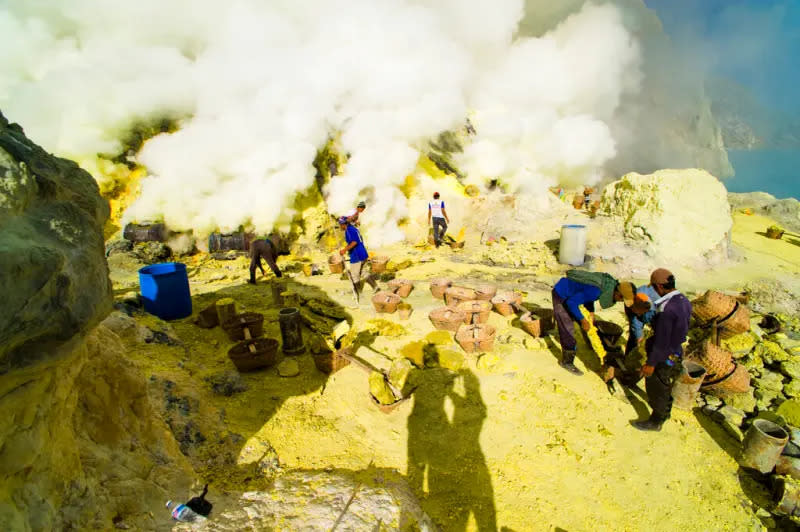 ▲印尼伊真火山旁的網美樹是熱門拍照景點，一名中國女遊客日前前往當地拍照時卻不慎跌落山谷喪命。資料照。（圖／美聯社／達志影像）