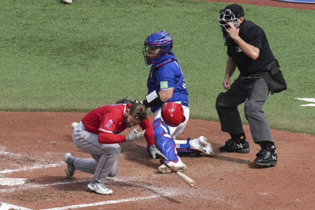 Catcher Alejandro Kirk leaves Blue Jays game after being hit by pitch 