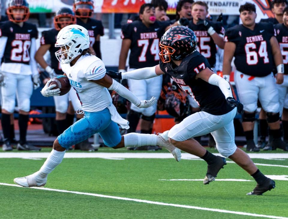 Hirschi's Jaleal Minniefield runs away from Dumas' Parker Dunnam on Friday, Nov. 26, 2021, at Sherwood Memorial Stadium in Plainview.