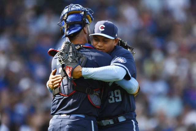 Chicago Cubs closing pitcher Adbert Alzolay right, celebrates with catcher  Yan Gomes (15) after defeating the