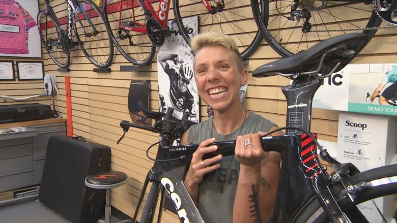 Cross-country cyclist picks up new ride donated after bike stolen in Winnipeg