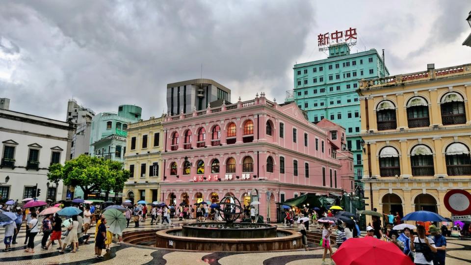 澳門（Photo Credit: Mauricio Muñoz@unsplash.com, License CC0，圖片來源：https://unsplash.com/photos/people-walking-on-street-near-brown-concrete-building-during-daytime-TsbHhY09T6c）