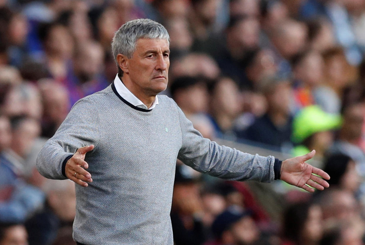 Quique Setién, en el Camp Nou, en su etapa como entrenador del Betis   (REUTERS/Albert Gea)