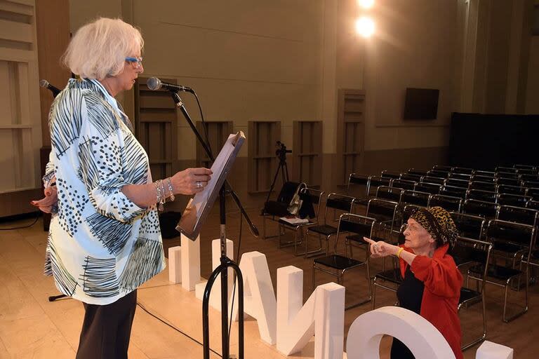 Nora Massi dirigiendo a Susana Rinaldi en una de las tantas emisiones de Las dos carátulas, el ciclo de Radio Nacional que estaba a punto de cumplir sus 74 años de vida