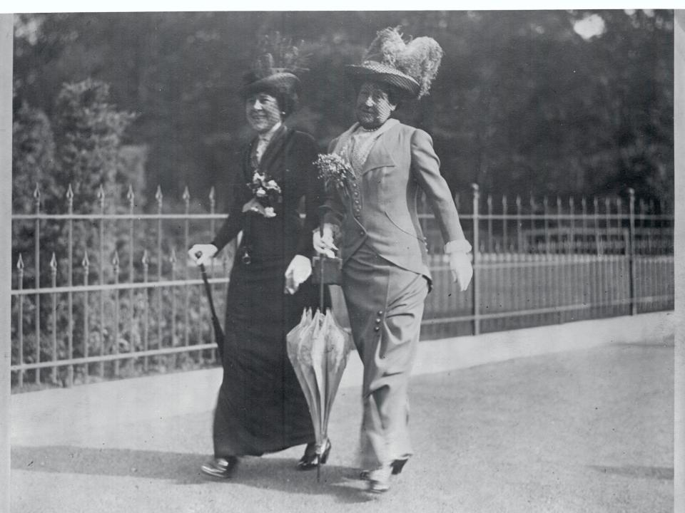 Miss Lola Robinson and the wife of Stuyvesant Fish take a stroll.