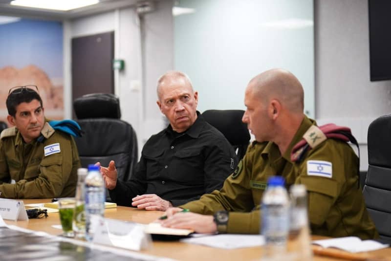 Israel's Defence Minister Yoav Gallant (C) speaks with Maj. Gen. Yaron Finkelman (R) during an operational situation assessment at the IDF’s Southern Command HQ. Ariel Hermoni/GPO/dpa