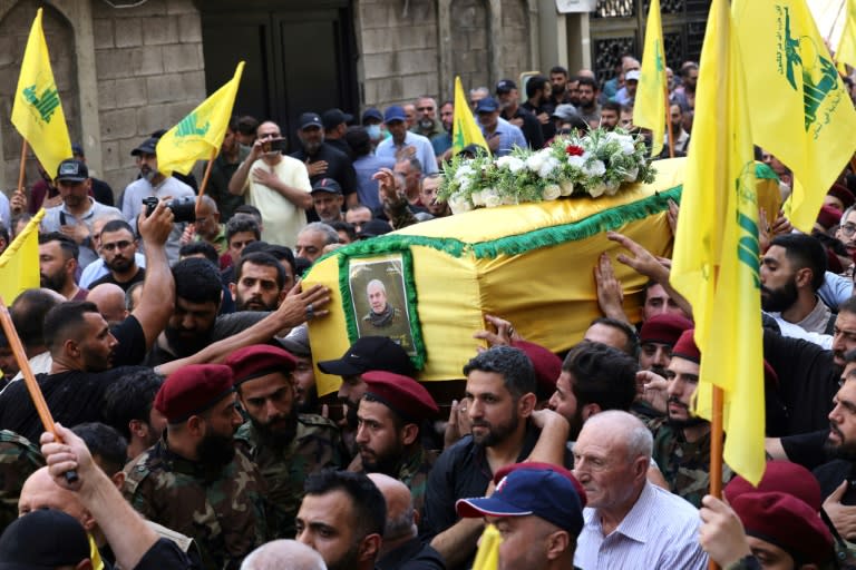 El funeral del comandante militar de Hezbolá Mohamed Naameh Naser, también conocido como Hajj Abu Naameh, víctima de un bombardeo israelí, celebrado al sur de Beirut el 4 de julio de 2024 (Anwar Amro)