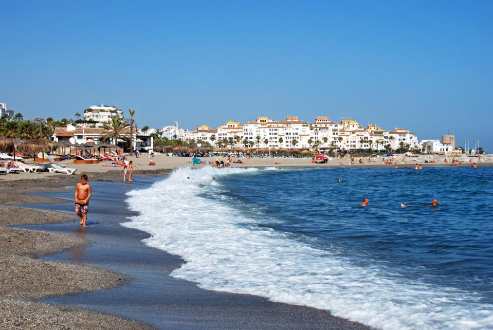 Gente sulla spiaggia di Marbella. 