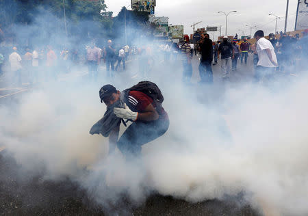 Opposition supporters clash with riot police during a rally against President Nicolas Maduro in Caracas, Venezuela May 3, 2017. REUTERS/Carlos Garcia Rawlins