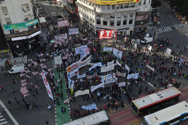 El corte sobre la avenida 9 de Julio a la altura del Obelisco