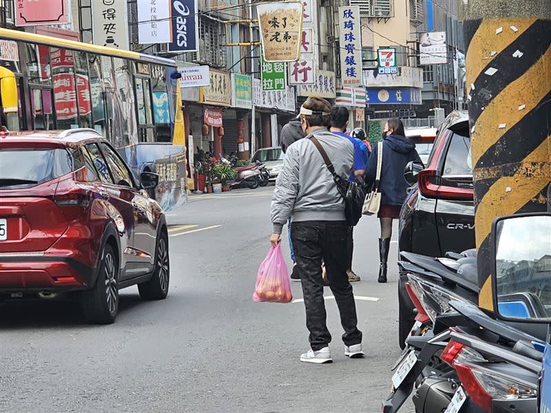 孫鵬新年到北投住處附近買水果（圖／讀者提供）