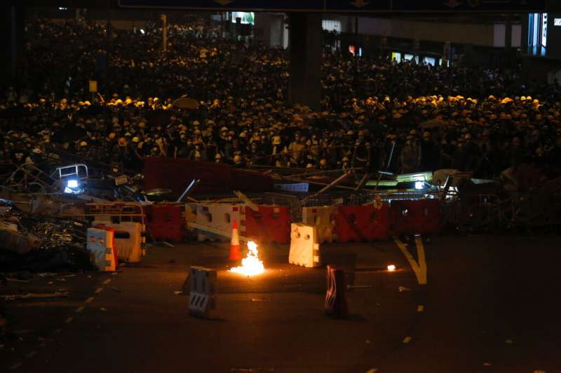 香港的「反送中」爭議12日在金鐘街頭上演流血衝突。（美聯社）