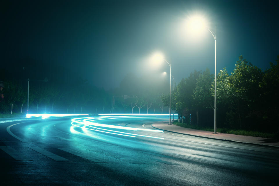 Eine stark beleuchtete Straße in der Nacht