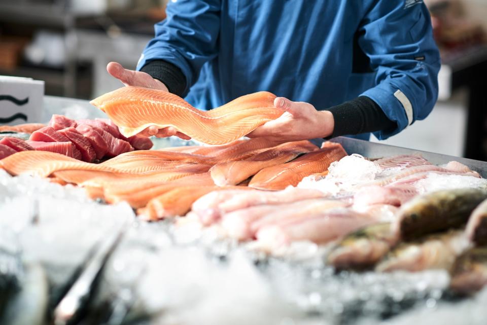 Frischer Fisch ist ein guter Eiweißlieferant, kann jedoch sehr teuer sein. - Copyright: Pickone / Getty Images