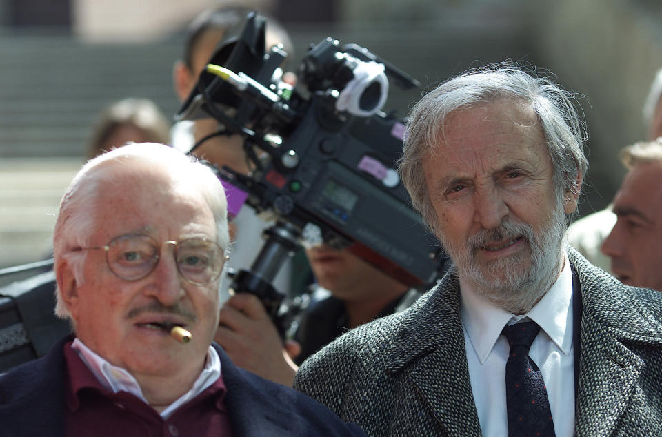 Carlo Croccolo (a sinistra) e Felice Andreasi sul set di "Don Matteo" nel 2001 (foto Rino Petrosino\Mondadori via Getty Images)"