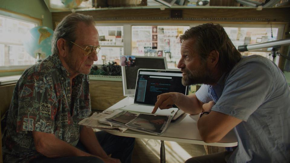 A paranoid private investigator (Aaron Eckhart, right) goes over a new case with his conspiracy-theorist buddy (Tommy Lee Jones) in "Wander."