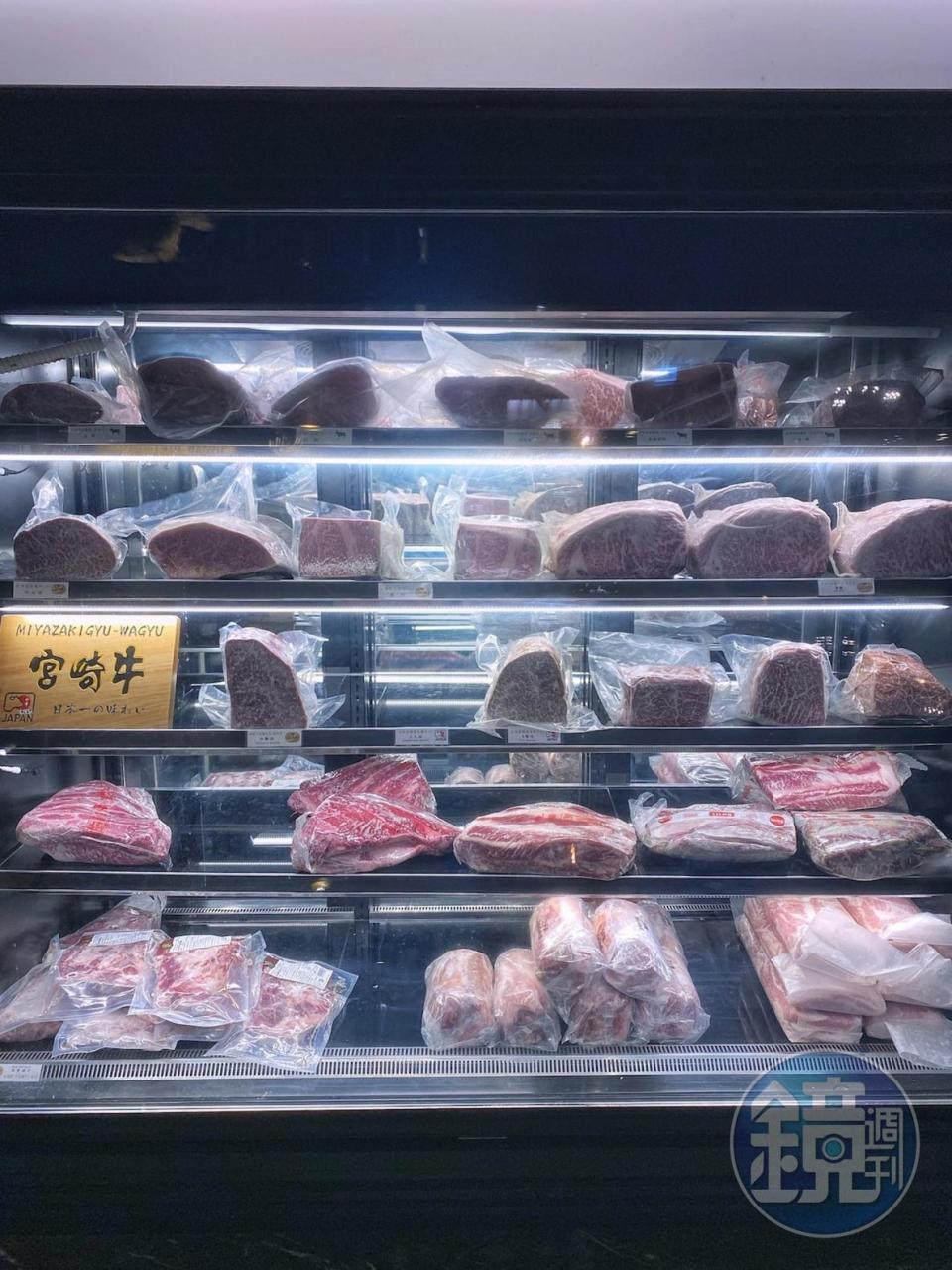 冰櫃裡陳列宮崎牛、近江牛等知名品牌和牛。