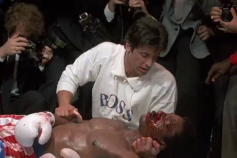 En la película "Rocky IV", el personaje de Apollo Creed, interpretado por Carl Weathers, muere a manos de Ivan Drago en una pelea de exhibición