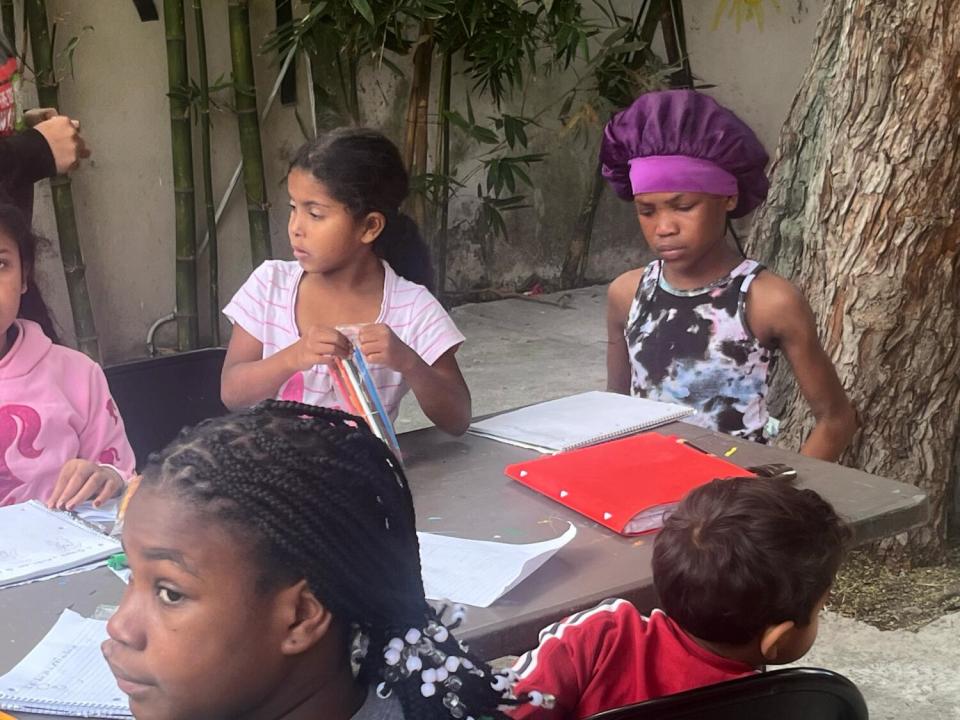 Niños asisten a clase en la Escuela de la Acera de Matamoros, México.