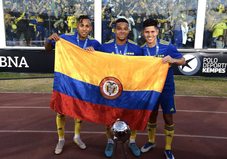 Fabra (en el centro) con sus compatriotas Villa y Campuzano, luego de ganar la Copa de la Liga ante Tigre