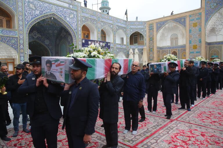 Decenas de miles asisten al funeral del presidente iraní en Teherán