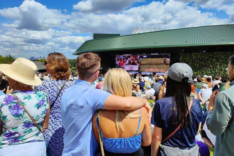 Wimbledon se disfruta en las gradas o en la Henman Hill, el lugar de los que no tienen acceso a la central