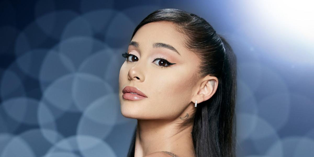 La queue de cheval « cheveux de verre » d’Ariana Grande est tellement festive