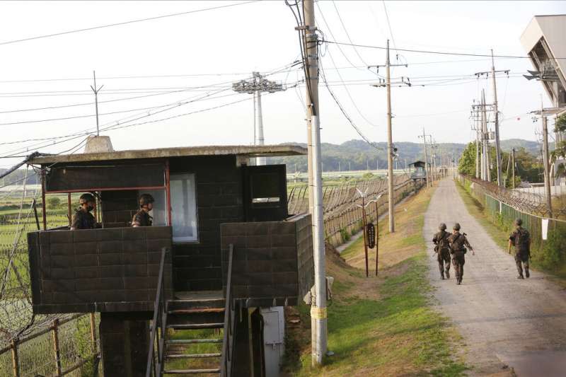 2020年6月15日，南韓士兵在坡州的兩韓邊界附近巡邏。南韓總統文在寅呼籲北韓停止煽動仇恨，重回談判桌。。（美聯社）