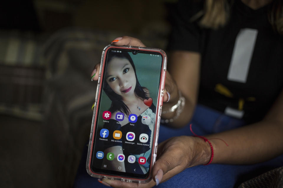 Esmeralda Millán muestra una selfie tomada el 1 de diciembre de 2018, el día antes de que fuera atacada con ácido por su expareja, en la casa de su abuerla en el estado de Puebla, México, el martes 22 de junio de 2021. El atacante de Millán fue arrestado y encarcelado bajo cargos de intento de feminicidio el mismo año del ataque. Millán sufrió quemaduras en el lado derecho de su cara, el cuello, el pecho y las manos. (AP Foto/Ginnette Riquelme)