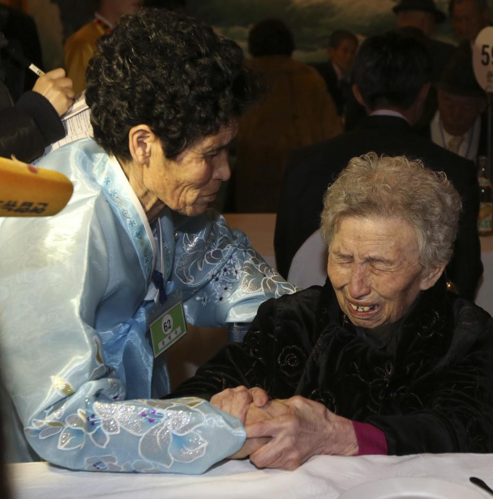 South Korean Lee Young-shil (R), 87, cries after meeting her North Korean daughter Dong Myung-suk, 66, during their family reunion at the Mount Kumgang resort in North Korea February 20, 2014. (REUTERS/Lee Ji-eun/Yonhap)