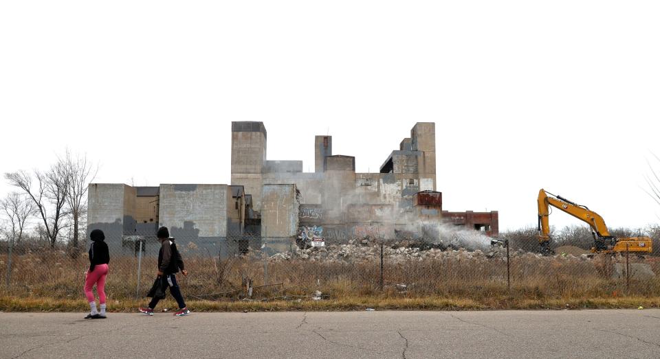 The demolition of the Continental plant on Algonquin near Jefferson in Detroit continues on Dec 13, 2022.